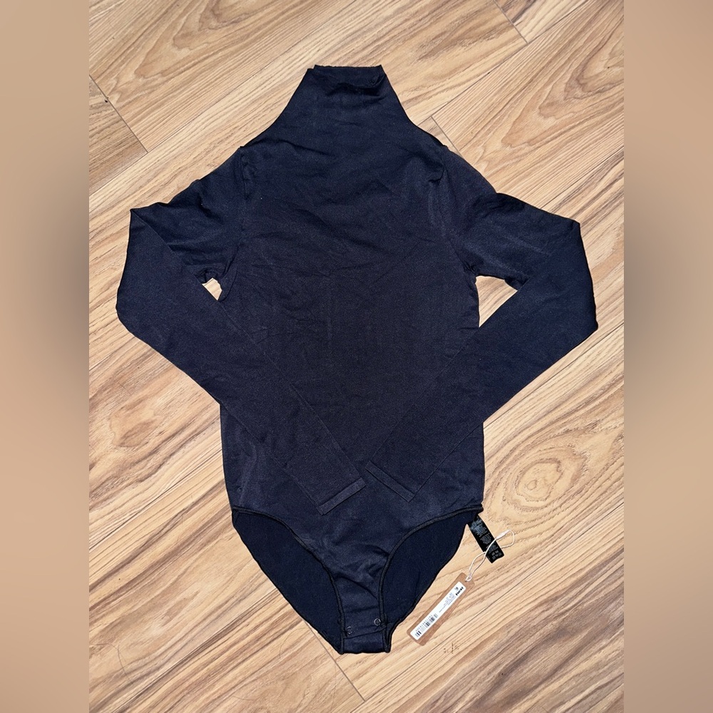 SOLD!!!!! SKIMS Essentials Mock Neck Long Sleeve Bodysuit - XXS/XS in Onyx !!